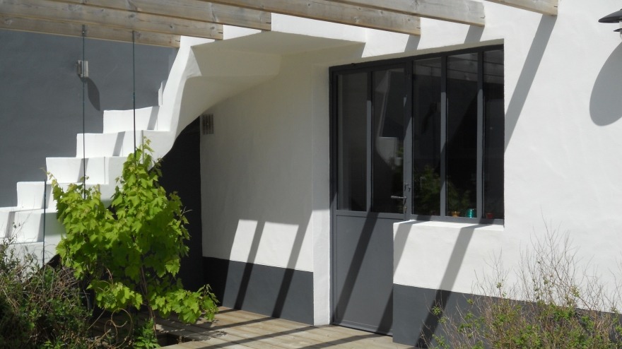 Porte en acier avec une menuiserie