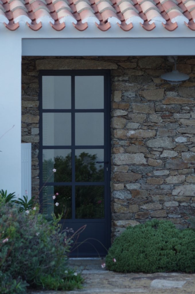 Porte en acier maison en pierre